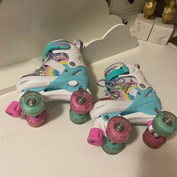Sulifeel Rainbow Unicorn
Adjustable Roller Skates for gril shoe size 10 C - 13 C - Picture 7 of 9